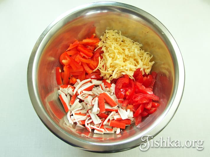 Красное море — салат с крабовыми палочками и помидорами « Рецепты салатов